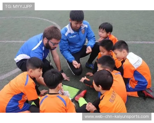 足球教练是否引导球员建立比赛后的反思流程，足球教练在比赛中应该怎么做什么